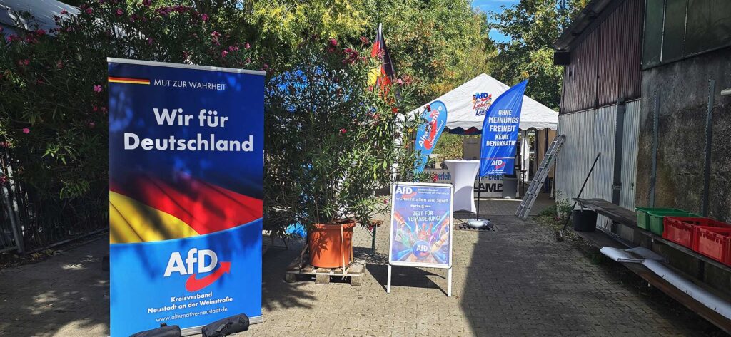 AfD Fahnen und Dekoration beim Wahlabend in Neustadt an der Weinstraße