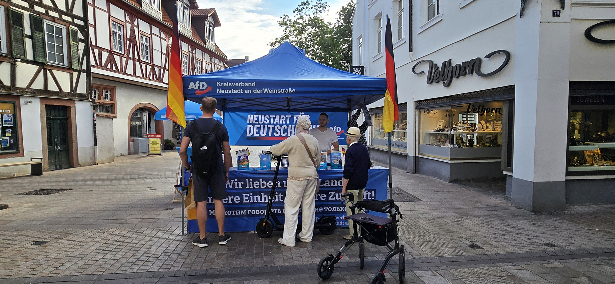 Bürger im Gespräch am AfD Infostand in Neustadt an der Weinstraße