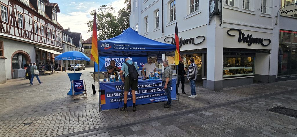 Gespräche mit Bürgern am AfD Infostand in Neustadt an der Weinstraße