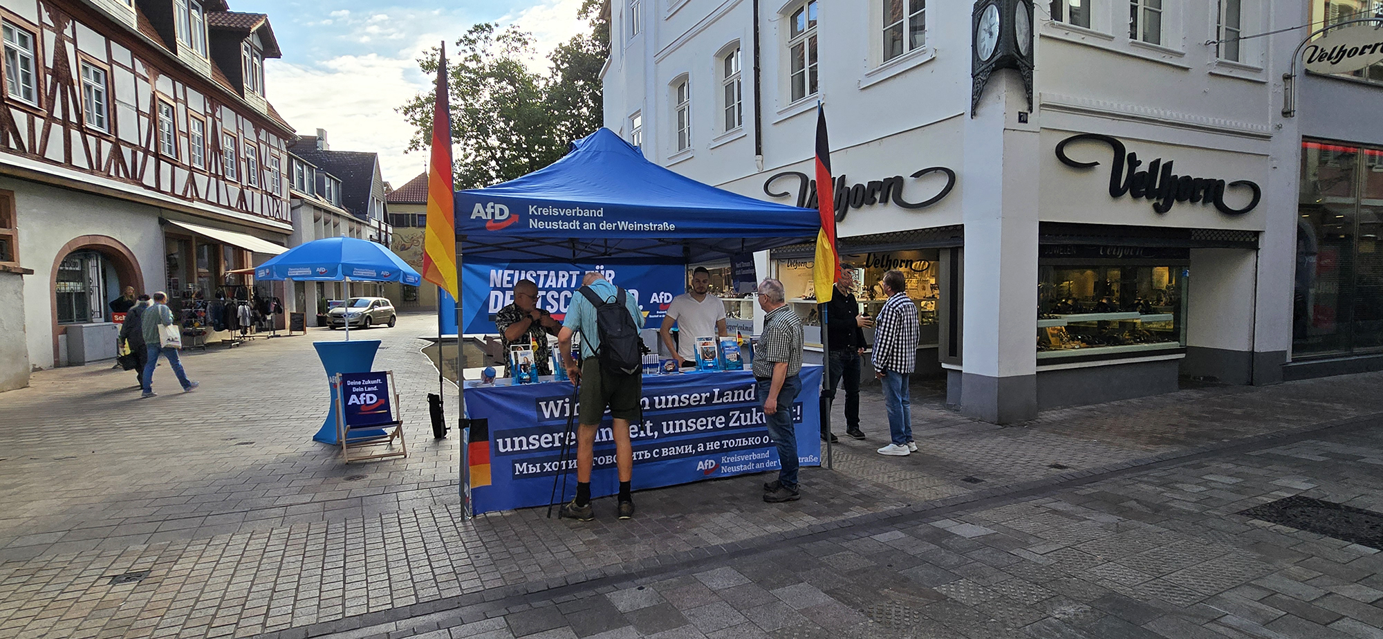 AfD Infostand am Kriegerdenkmal in Neustadt an der Weinstraße
