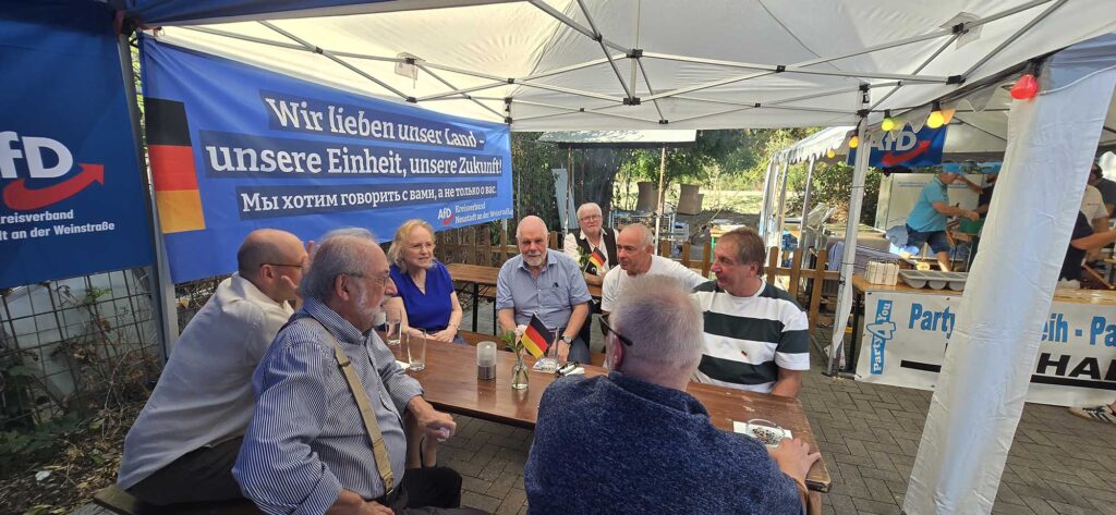 Gäste im Gespräch beim AfD Wahlabend in Neustadt an der Weinstraße