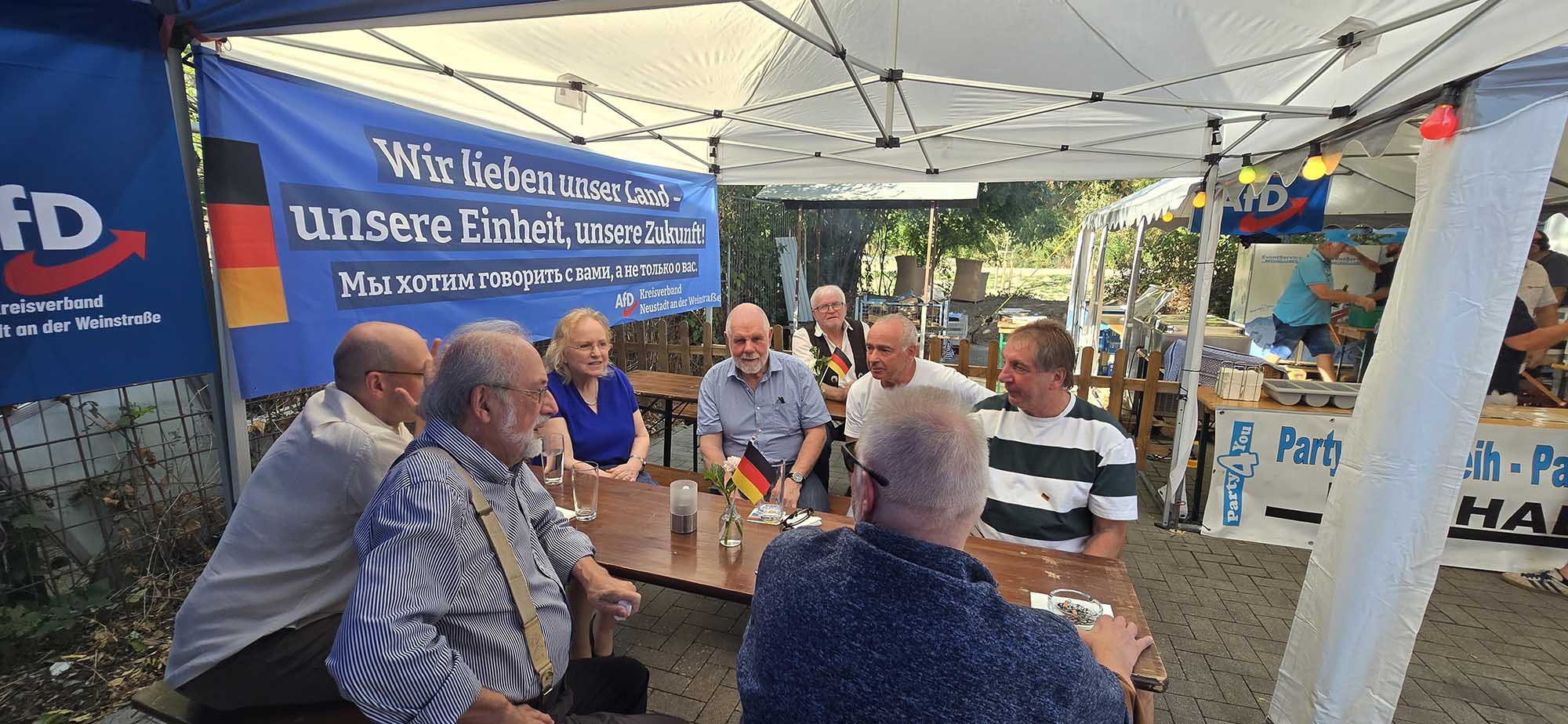 Gäste im Gespräch beim AfD Wahlabend in Neustadt an der Weinstraße