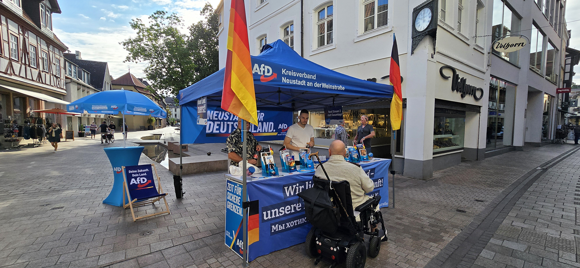 Gespräche mit Bürgern am AfD Infostand in der Neustadter Fußgängerzone