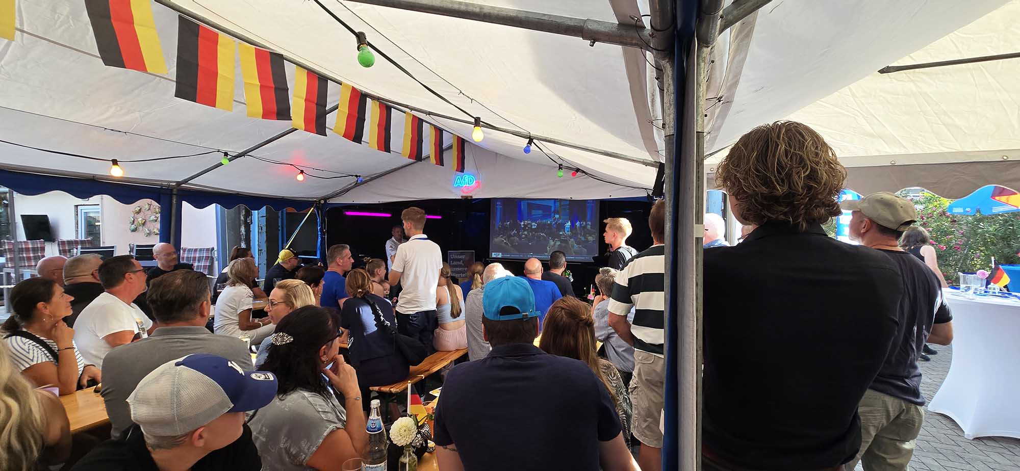 Besucher verfolgen die Landtagswahl beim AfD Wahlabend in Neustadt