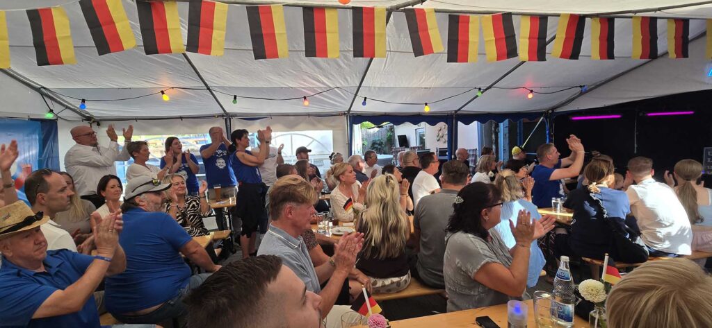 Zahlreiche Besucher beim AfD Wahlabend in Neustadt an der Weinstraße