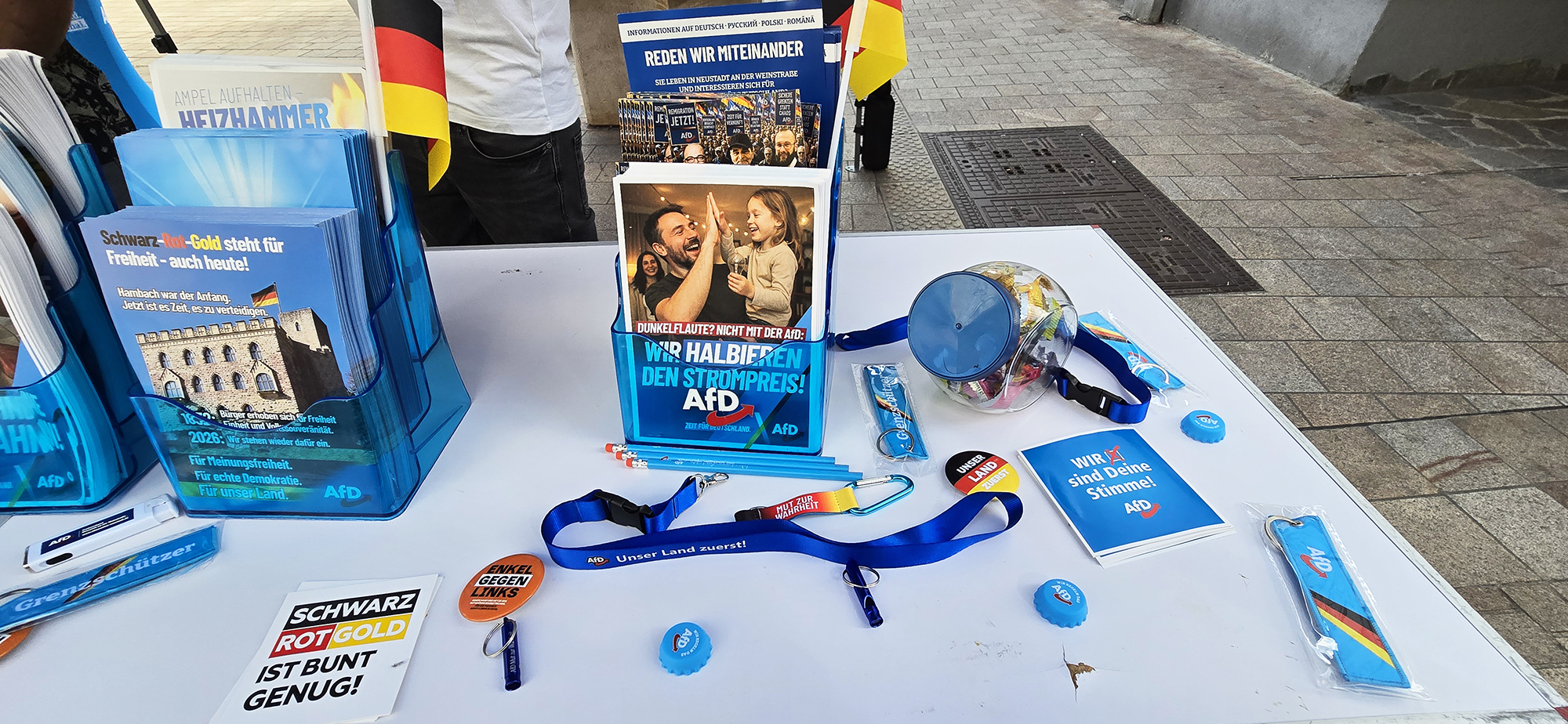 Informationsmaterial der AfD beim Infostand am 12. September 2026