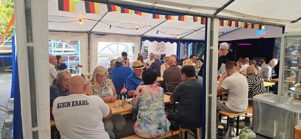 Besucher beim gemeinsamen Wahlabend der AfD in Neustadt an der Weinstraße