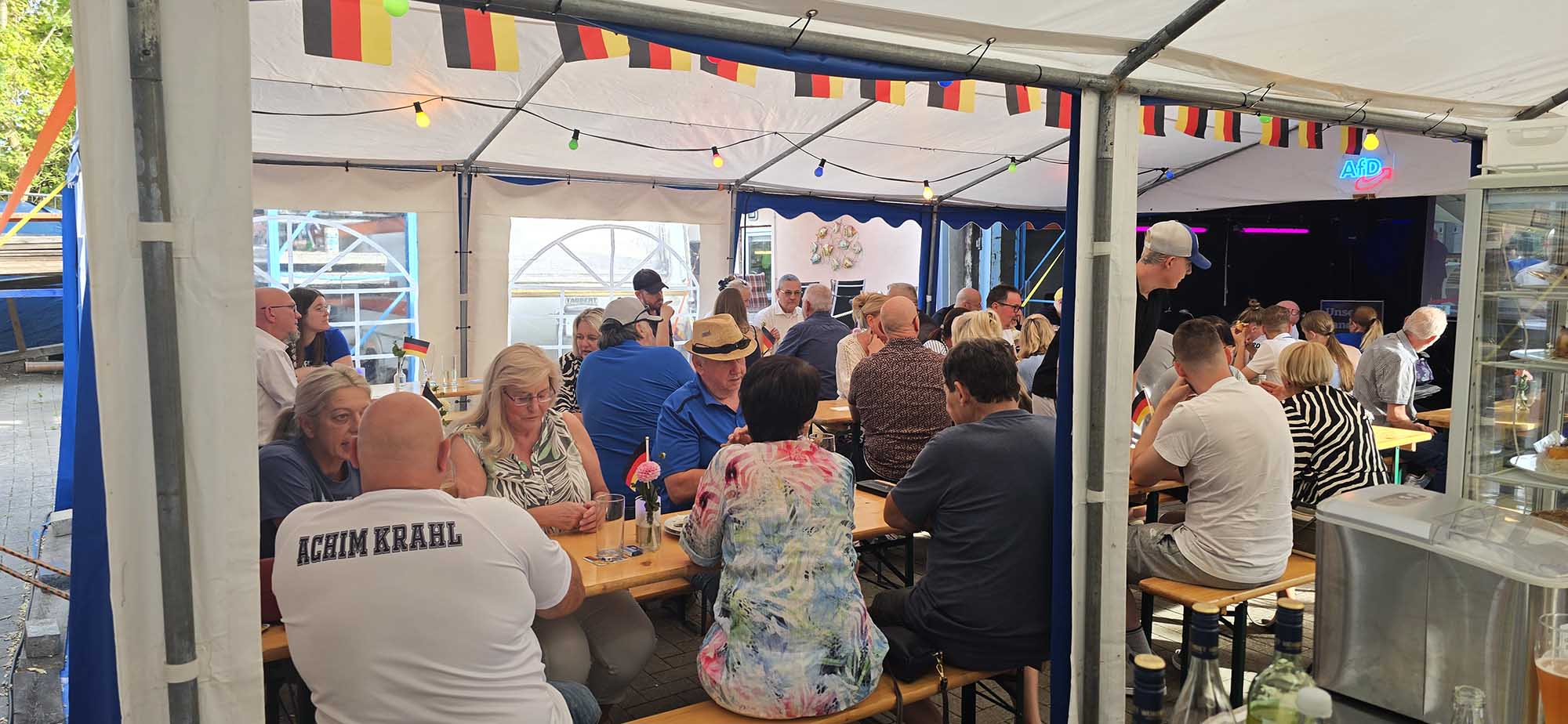 Besucher beim gemeinsamen Wahlabend der AfD in Neustadt an der Weinstraße
