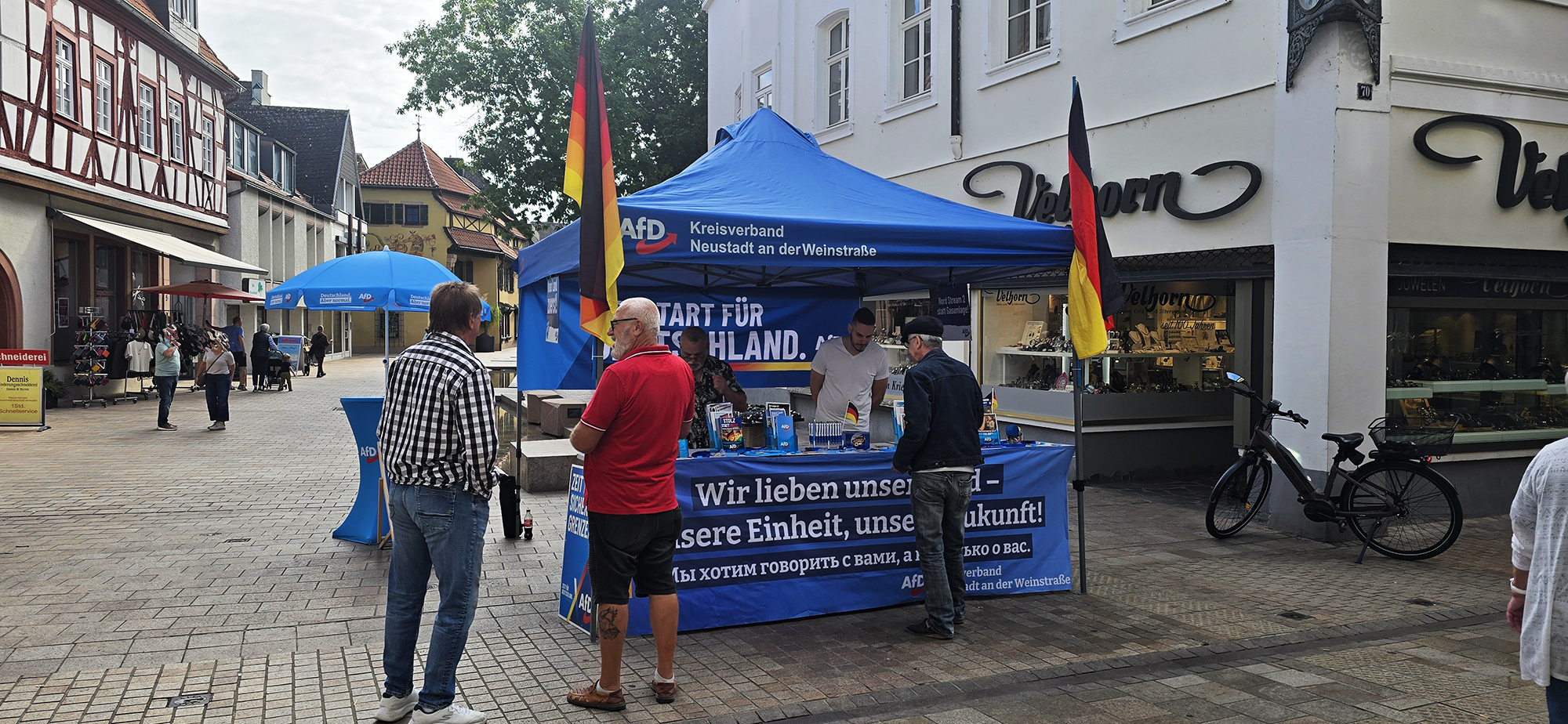 Besucher am AfD Infostand in der Neustadter Fußgängerzone
