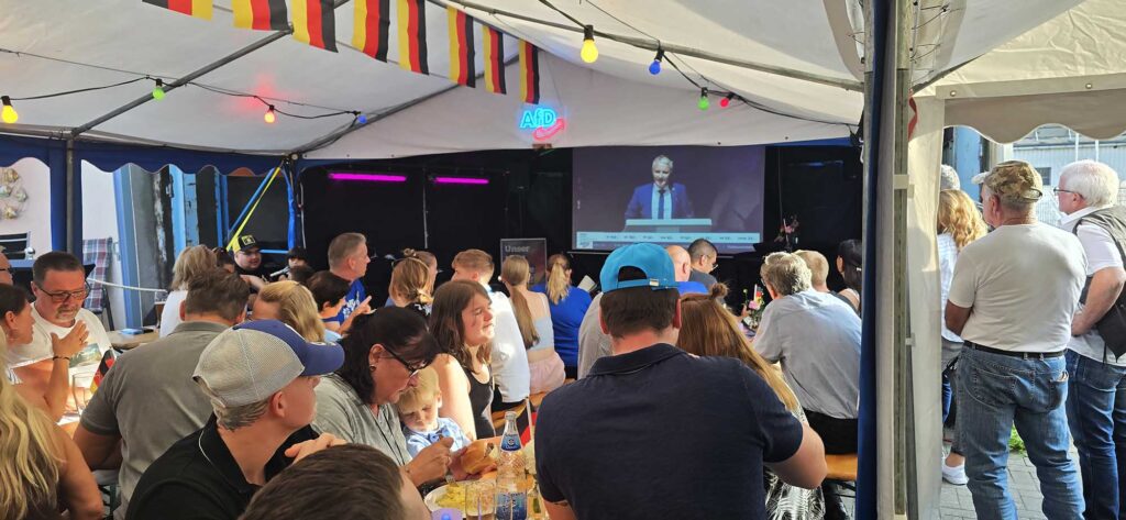 Gäste verfolgen die Wahlergebnisse beim AfD Wahlabend in Neustadt