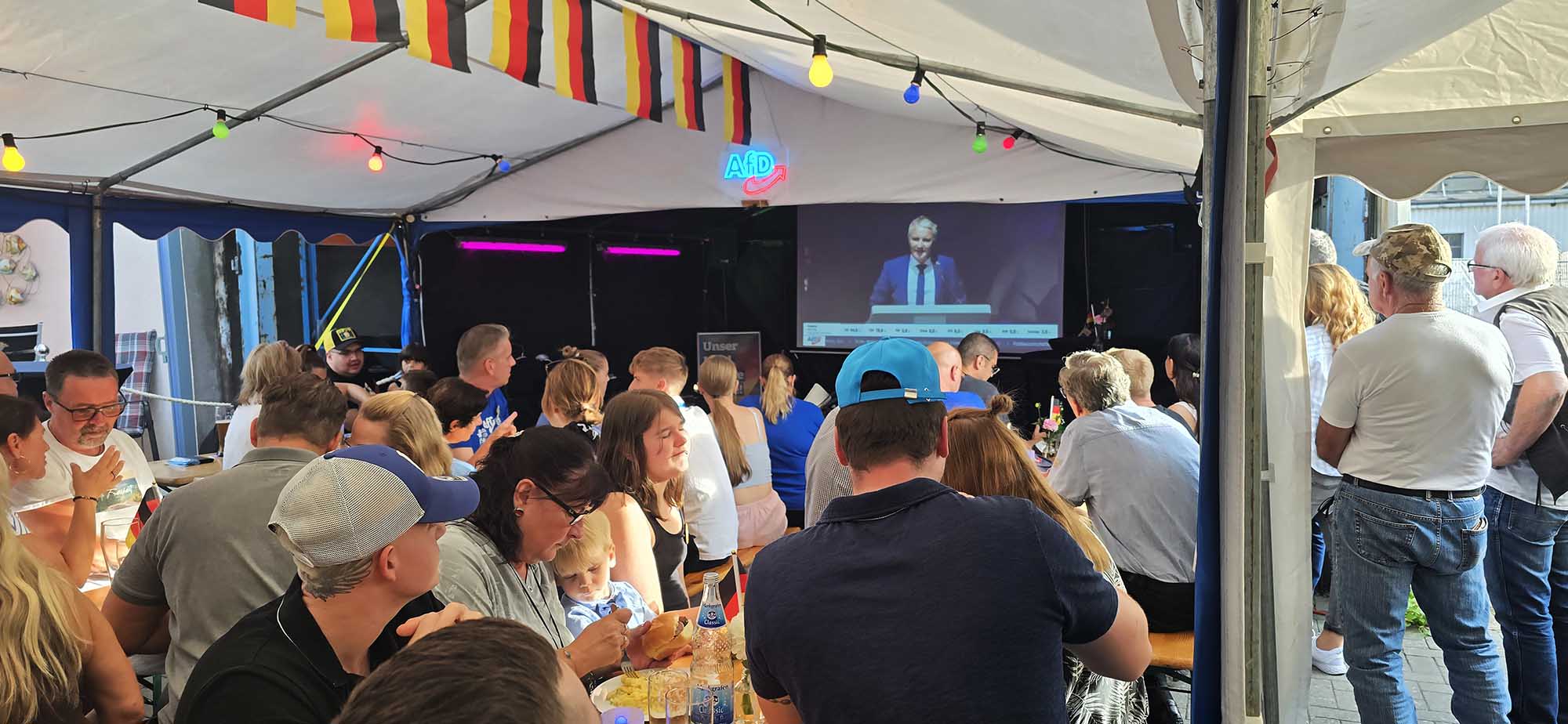 Gäste verfolgen die Wahlergebnisse beim AfD Wahlabend in Neustadt