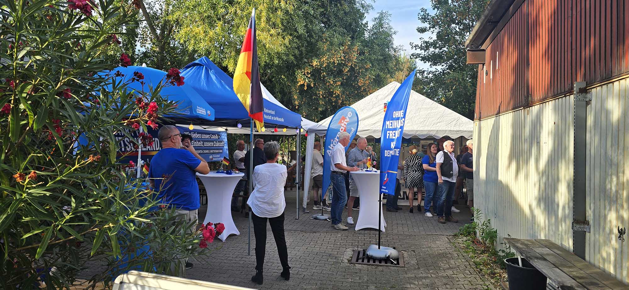Besucher und AfD Fahnen beim Wahlabend in Neustadt an der Weinstraße