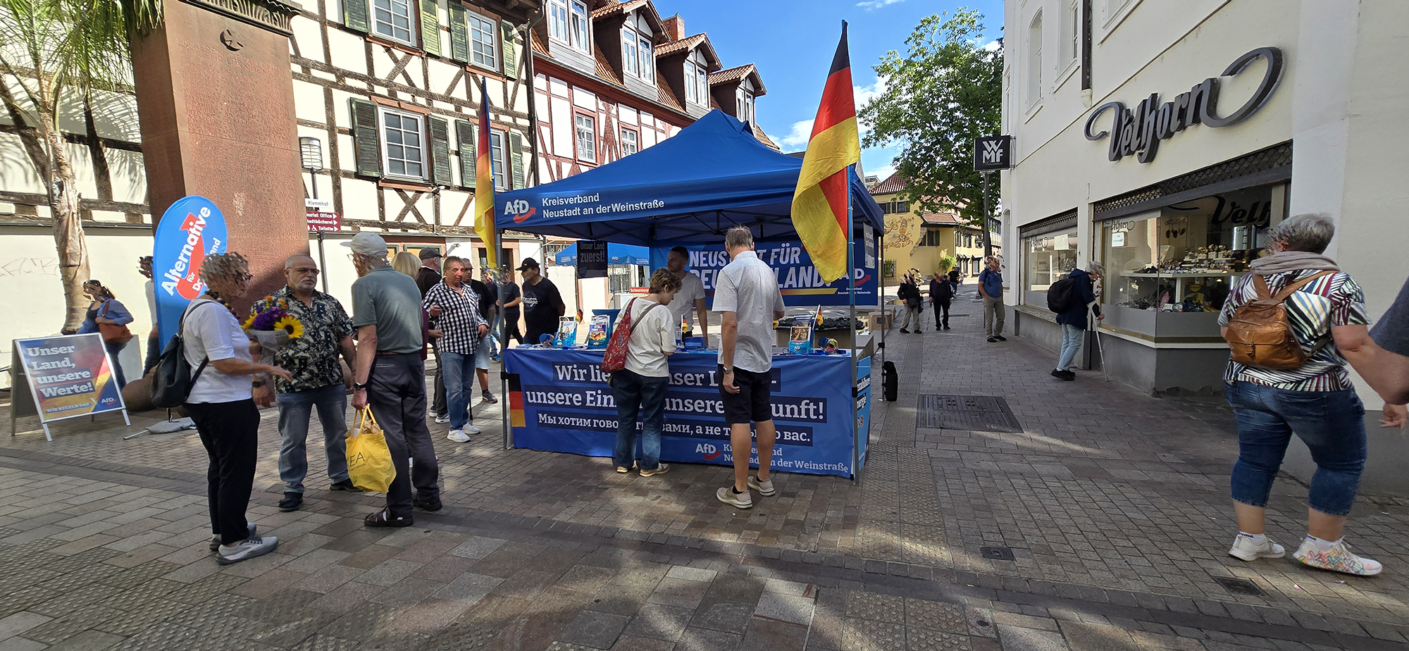 Besucher und Mitglieder am AfD Infostand in Neustadt an der Weinstraße