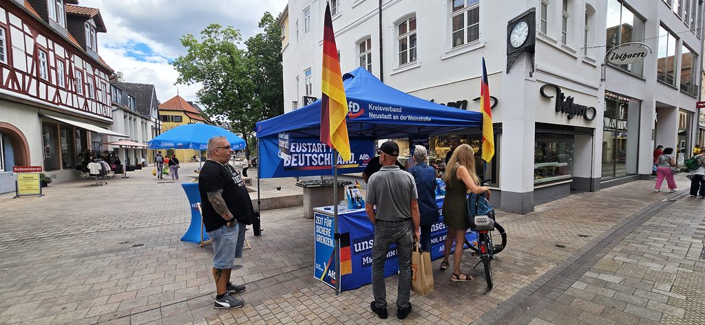 Gespräche mit Bürgern am AfD Infostand in Neustadt an der Weinstraße