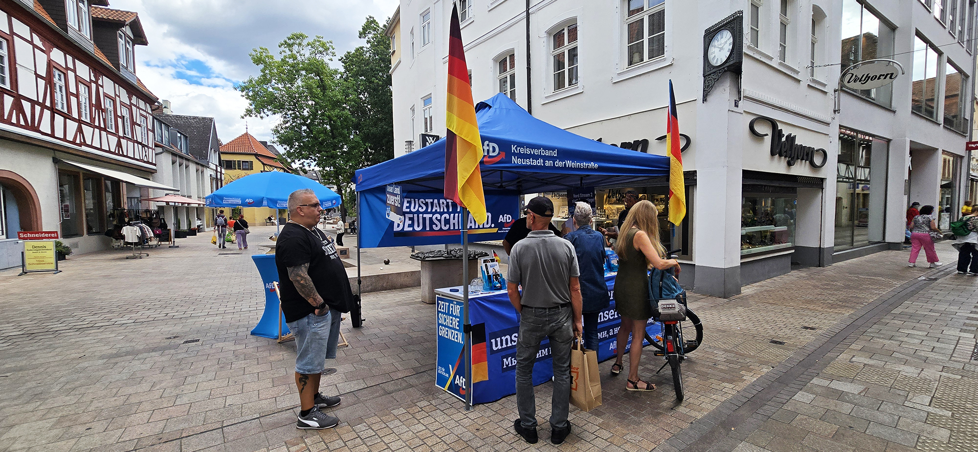 AfD Infostand mit Deutschlandfahnen in der Fußgängerzone von Neustadt