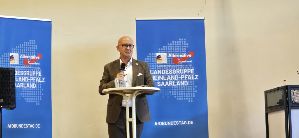 Redner am Pult bei der Feier zum Tag der Deutschen Einheit 2026