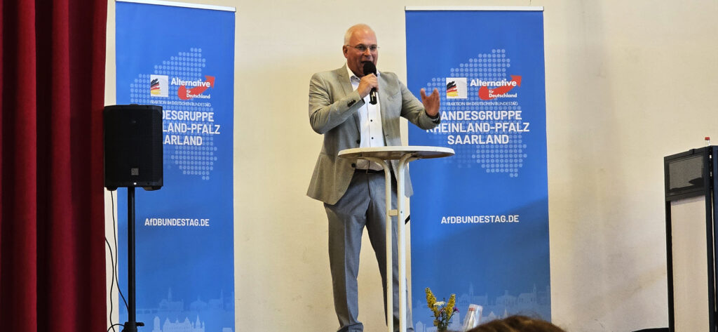 Redner am Pult bei der Feier zum Tag der Deutschen Einheit 2026