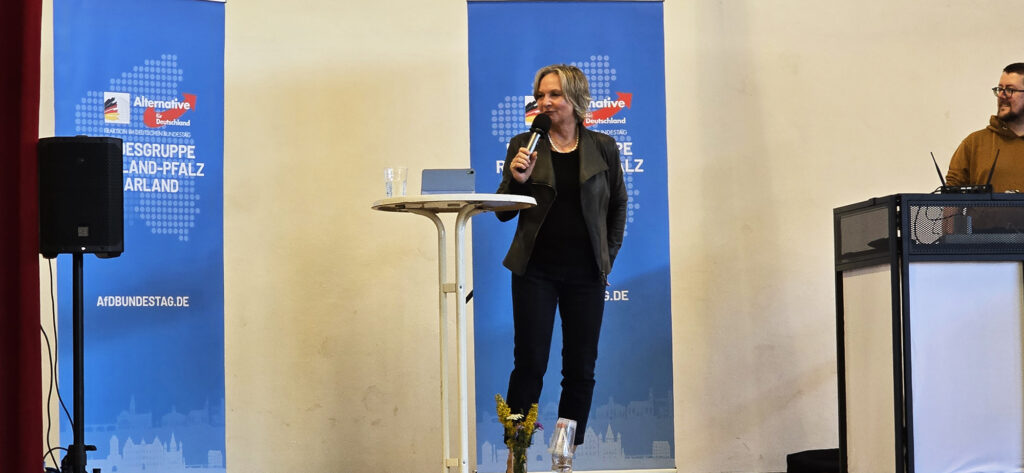 Redner am Pult bei der Feier zum Tag der Deutschen Einheit 2026
