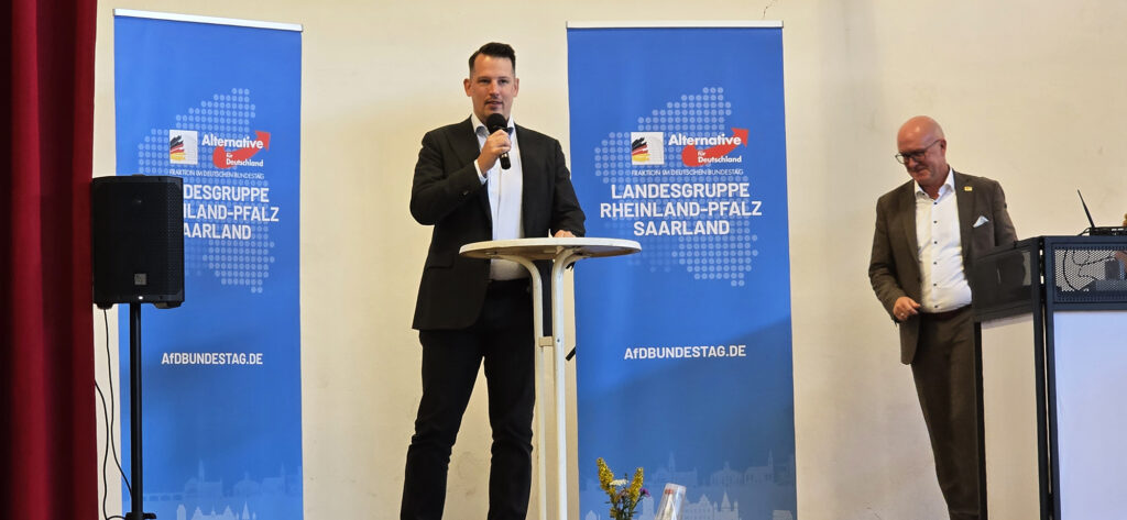 Redner am Pult bei der Feier zum Tag der Deutschen Einheit 2026