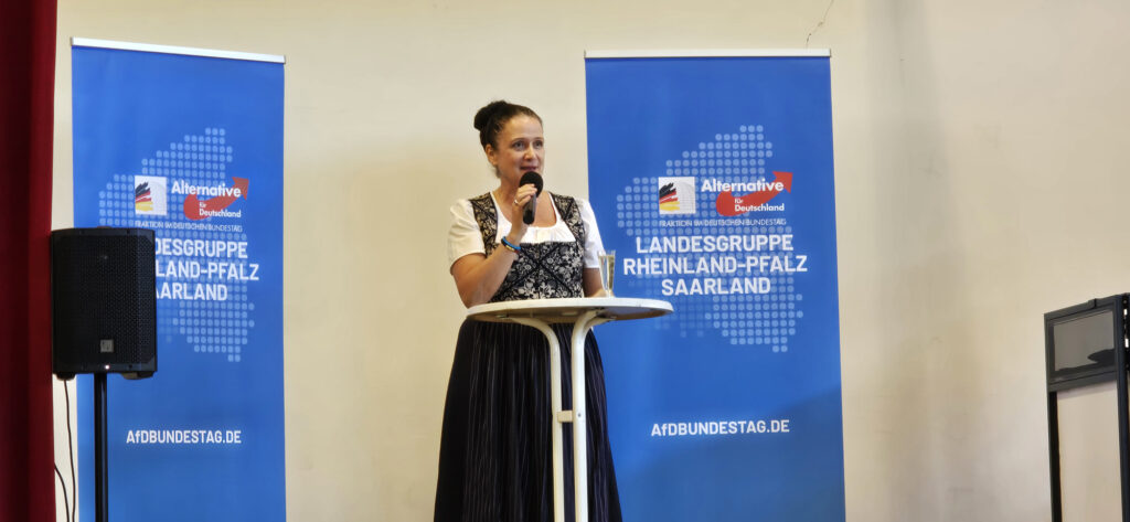 Redner am Pult bei der Feier zum Tag der Deutschen Einheit 2026