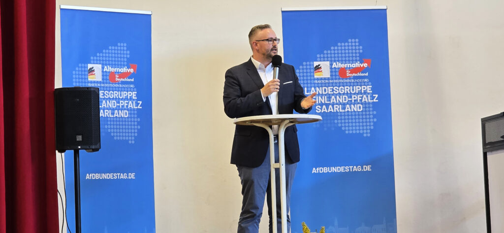 Redner am Pult bei der Feier zum Tag der Deutschen Einheit 2026